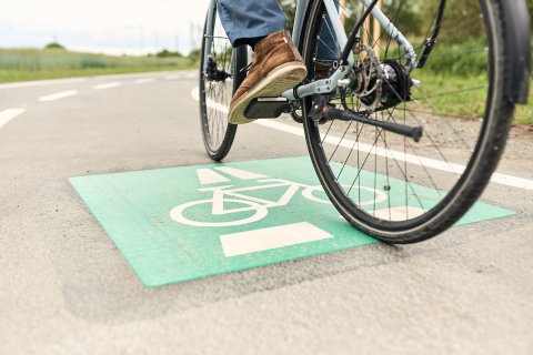 Ein Fahrrad fährt auf einem Radschnellweg.