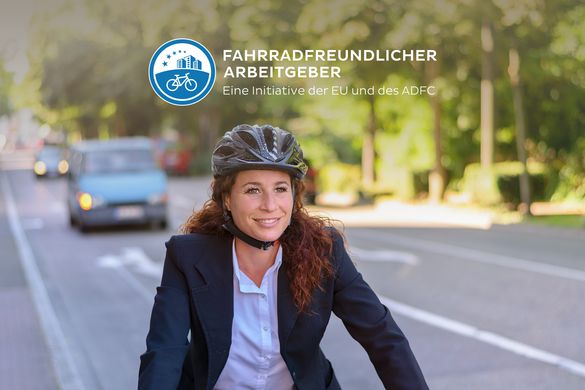 Frau auf Fahrrad vor Auto, Projekt Fahrradfreundlicher Arbeitgeber