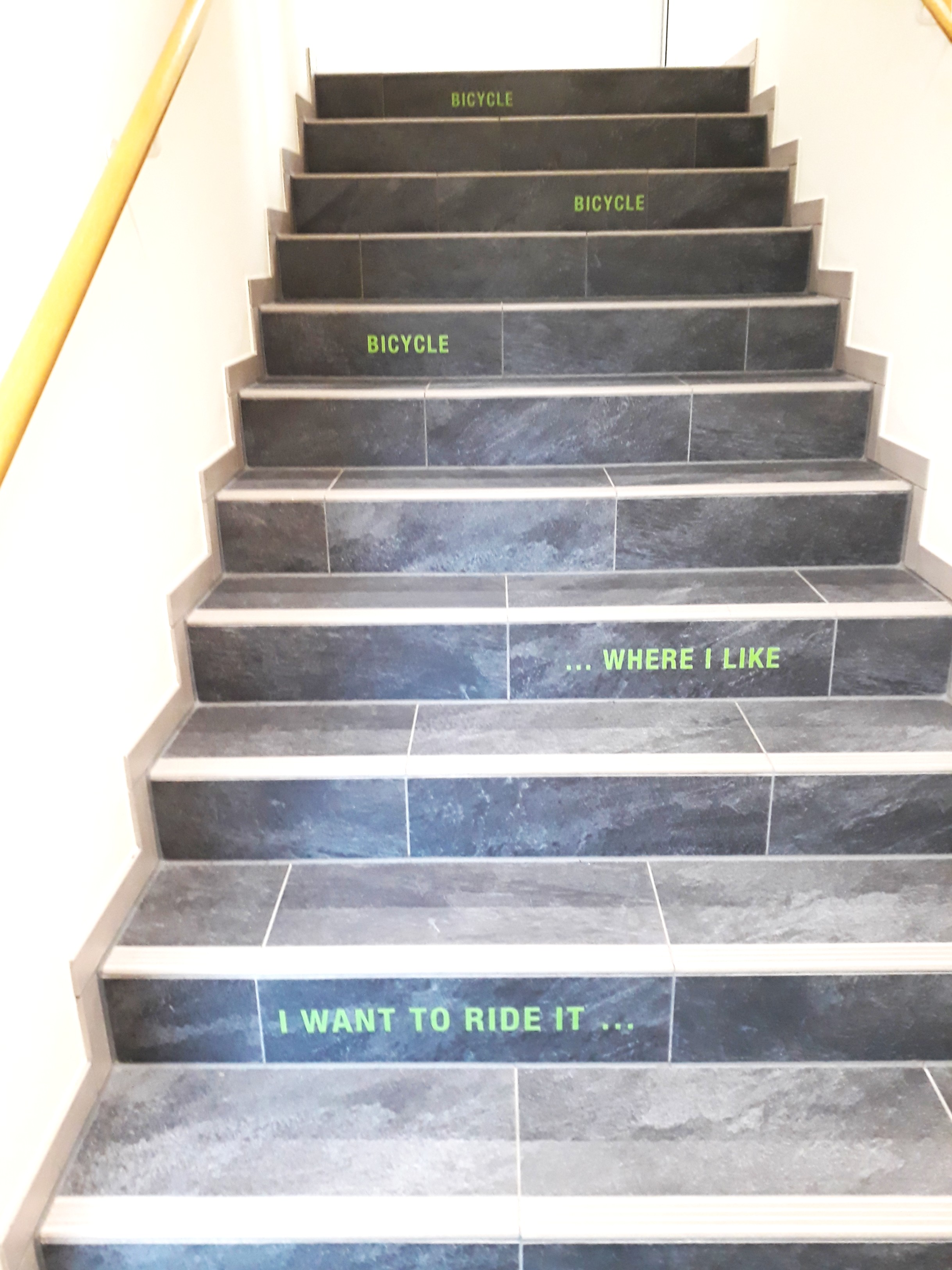 Treppe mit Bicycle Lied Beschriftung